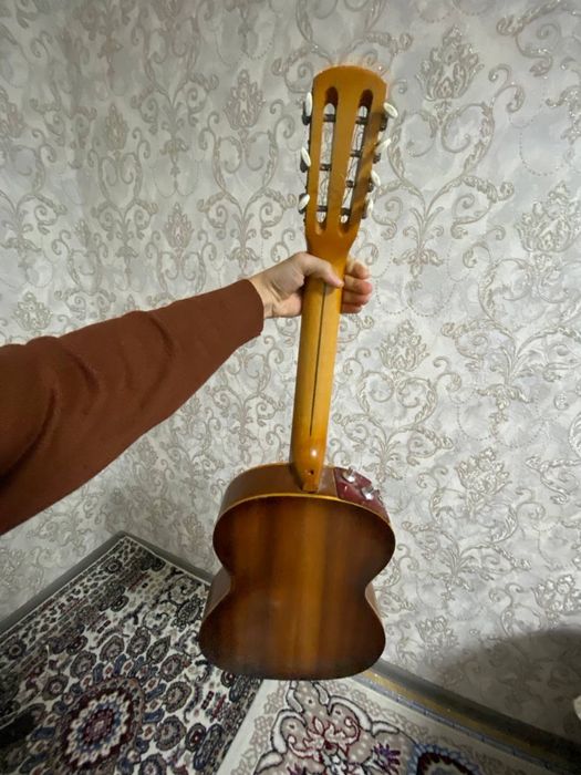 Gitara sotiladi razmer bilmayman