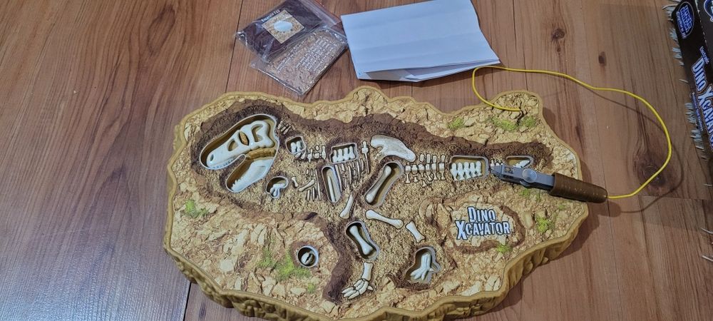 Joc dino xcavator electronic.