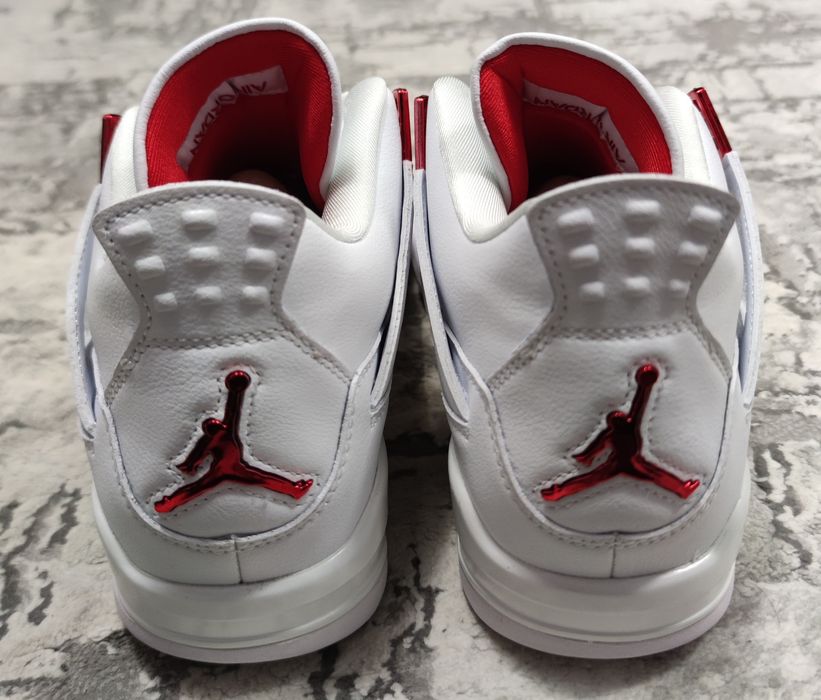 Jordan 4, University Red, 42 EUR