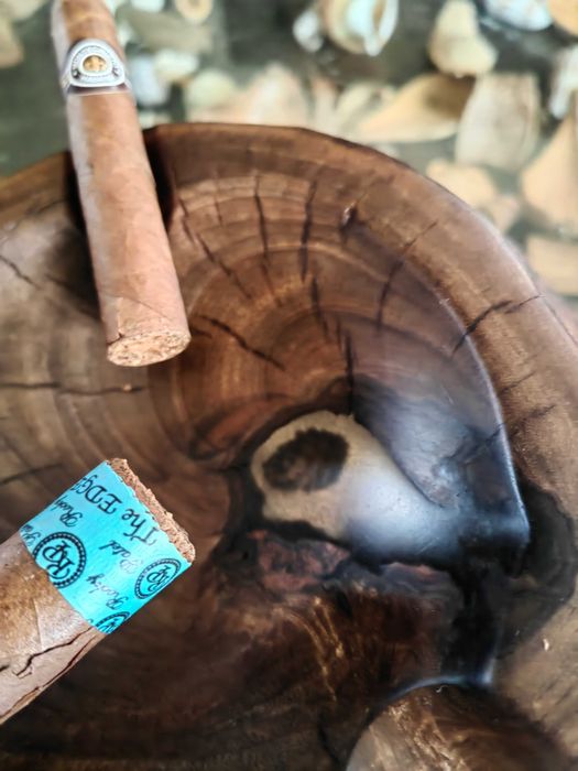 Дефектен пепелник за пури