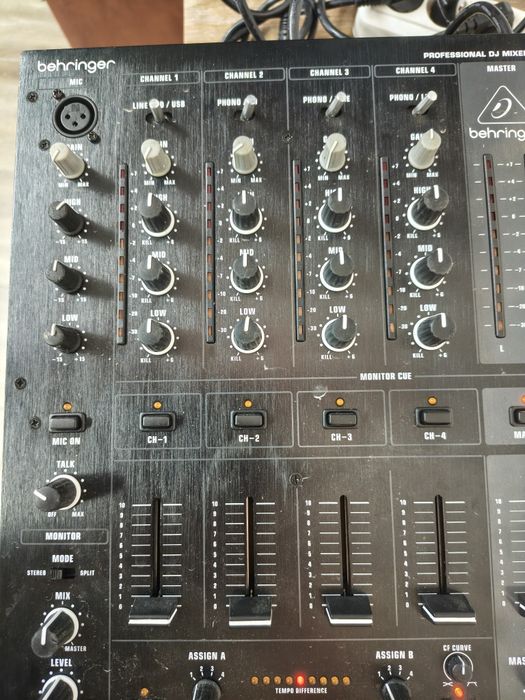DJ миксер Behringer DJX-900