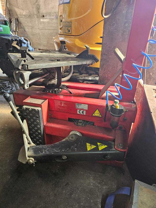 Машина за монтаж и демонтаж на гуми НОВА Corghi