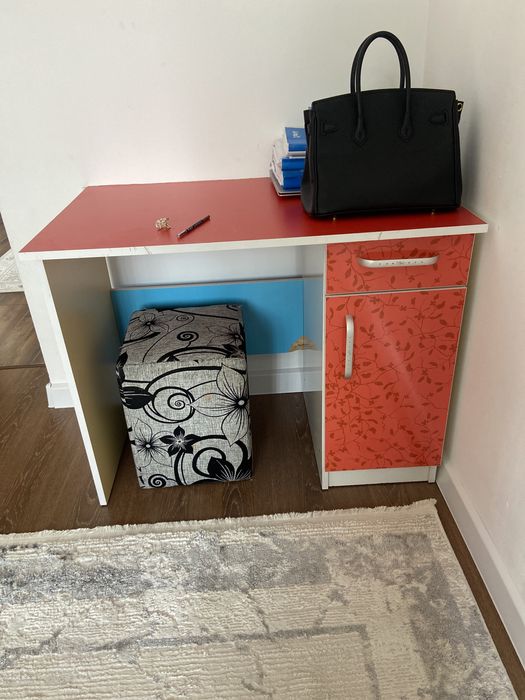 Рабочи стол с стулям