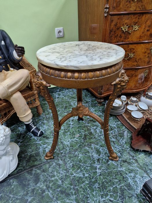 Уникална антикварна метална градинска масичка с мраморен плот