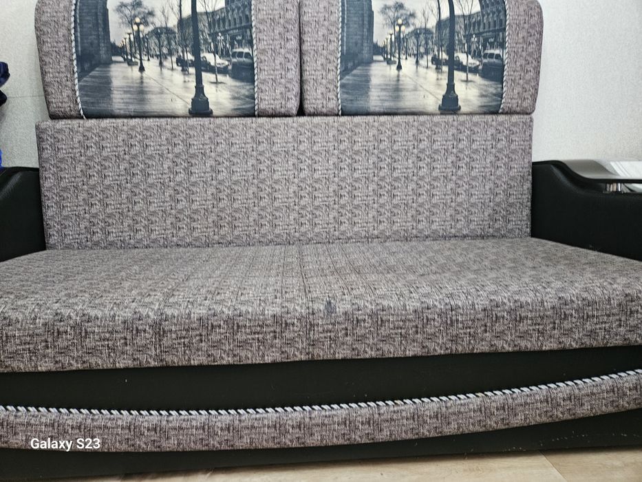 Диван б/у раскладывается.