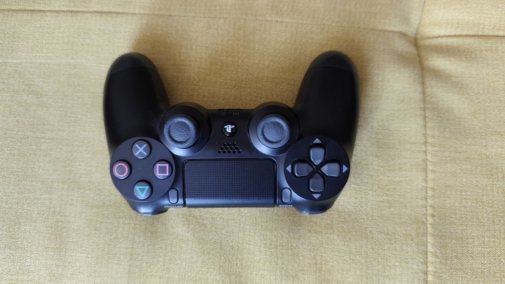 PS4 Pro (1TB + 1 Joystick)