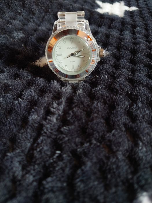 Пластмасов ръчен часовник