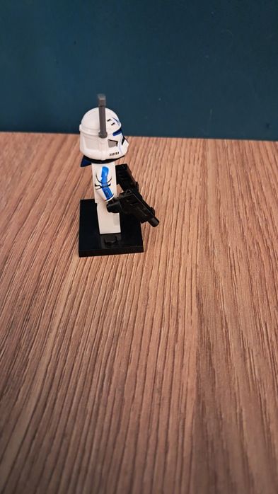 Это Лего мини фигурка капитан рэкса