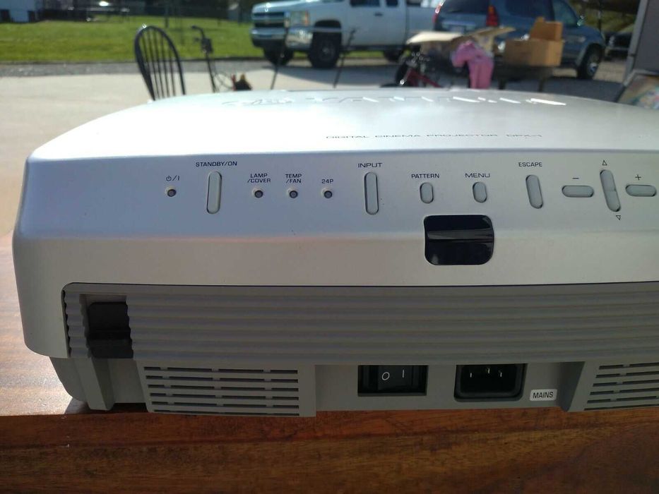 Yamaha ( проектор высокого класса ) продам или поменяю на линолеум