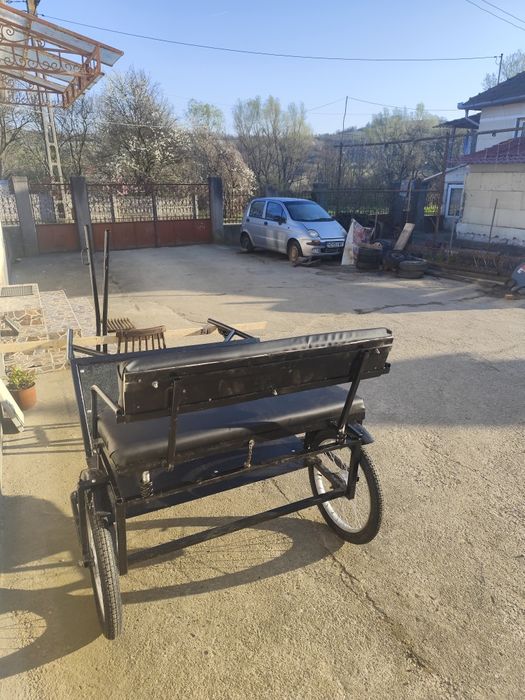 Șaretă nouă pentru ponei cu tapițerie din piele și rude reglabile .