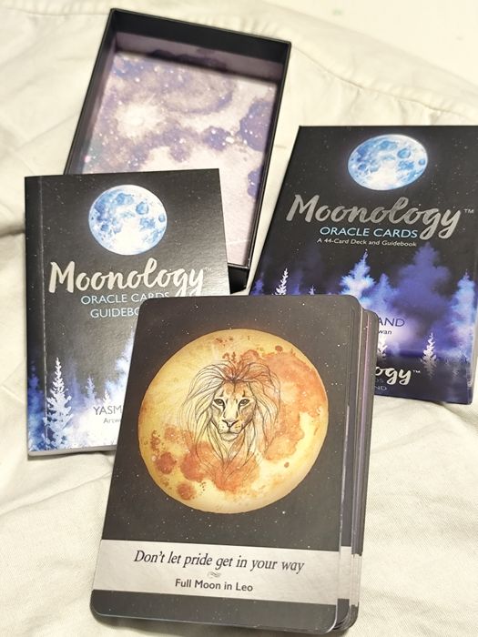 Moonology оракулски карти със книжка