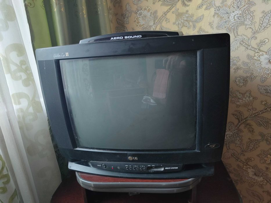 Продам телевизор и тумбочку