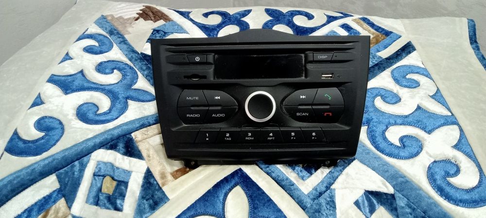 Продам штатный магнитофон новый