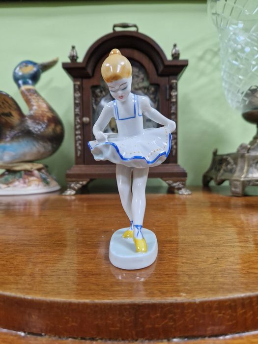 Превъзходна рядка антикварна унгарска порцеланова фигура Hollohaza