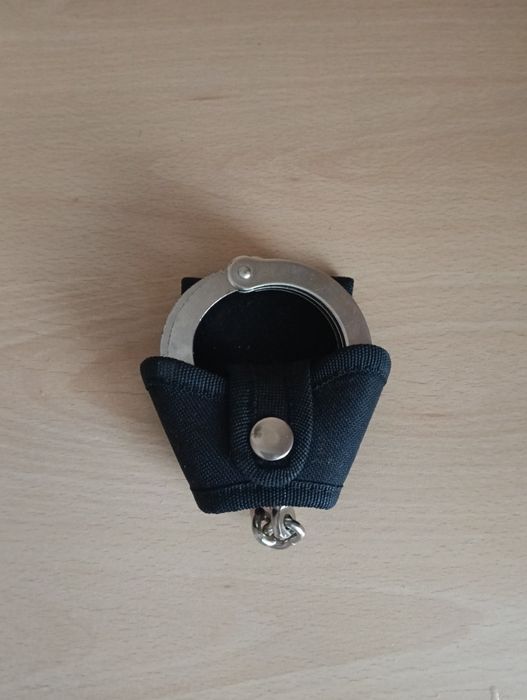 Полицесйки белезници с кобур