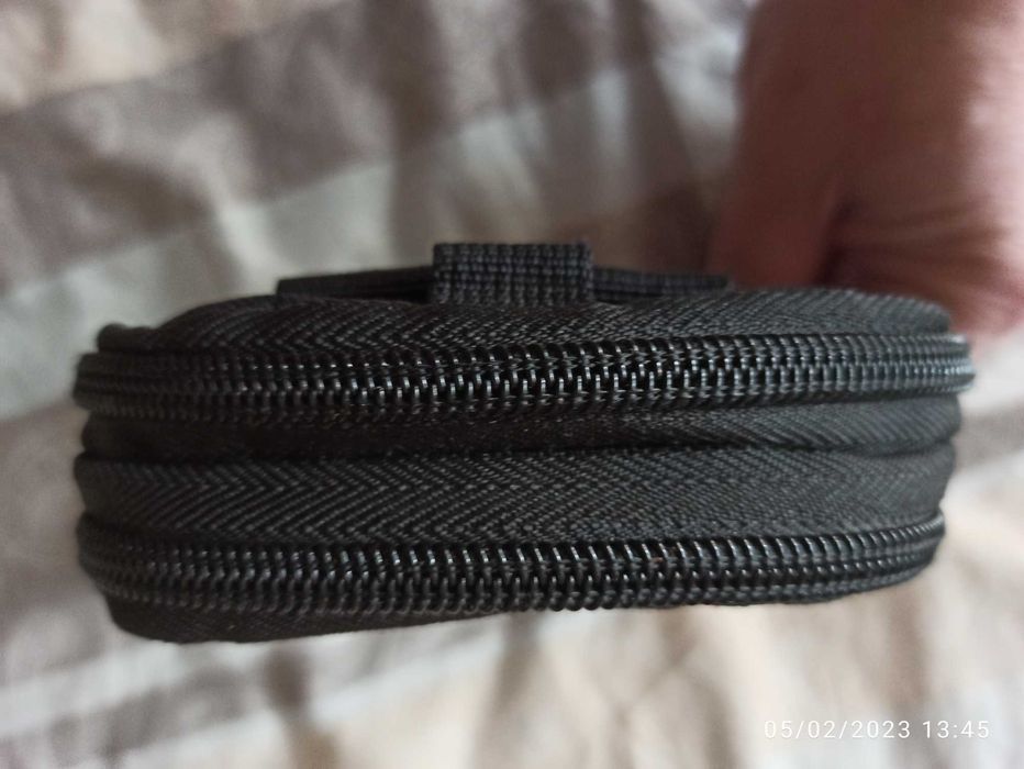 Продавам чисто нова малка мъжка чанта за колан.