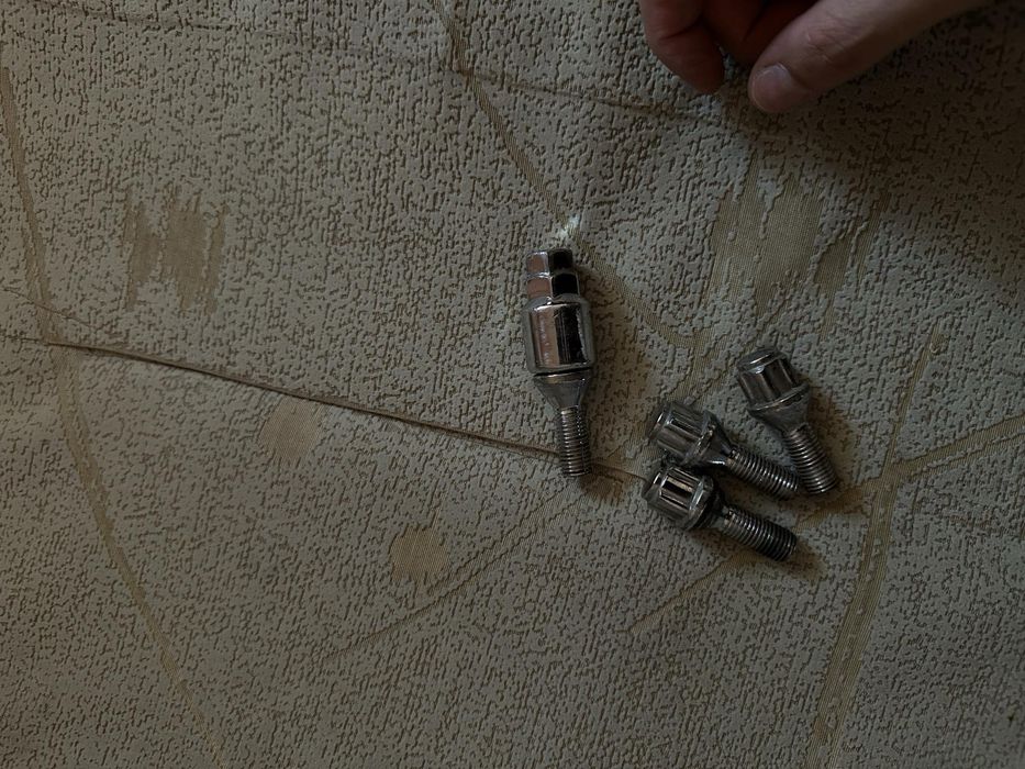 болтове за джанти - секретни