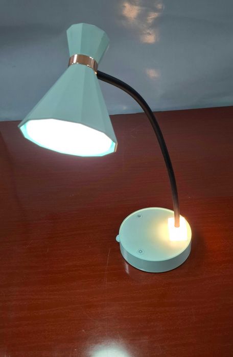 Настольная лампа на аккумуляторе.