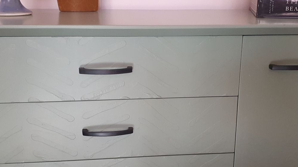 Елегантно Шкафче