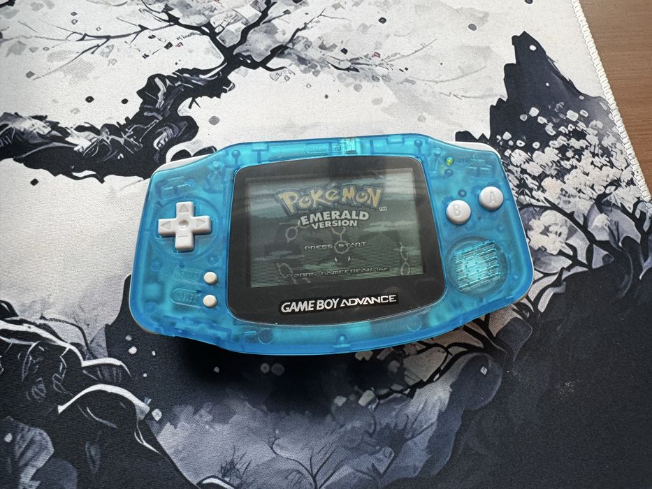 Consola portabila Gameboy Advance si joc Pokemon Emerald