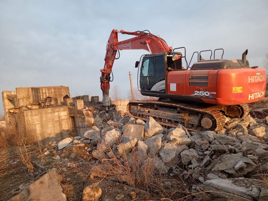 EXCAVATOR de închiriat , echipat cu , cupa 1,8m3 si picon 2 tone