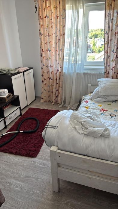 Inchiriez camera in apartament cu 3 camere