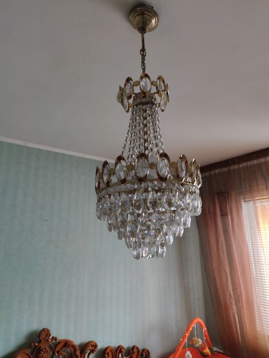 Mobilă veche, din lemn masiv, lustre și ceas cu pendula.