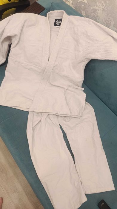 Продам кимоно в хорошем состоянии