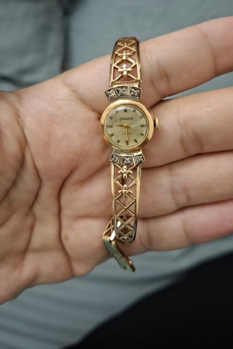 Бриллиант кузли тилла соат сотилади