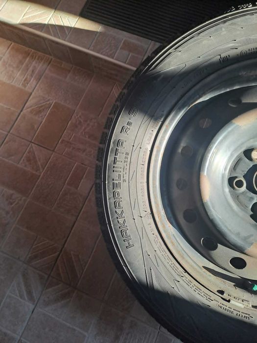 Продавам комплект зимни гуми Nokian Hakkapeliitta R2 SUV, размер 235/60 R17 106R XL, монтирани на 17-цолови стоманени джанти + тасове подарък