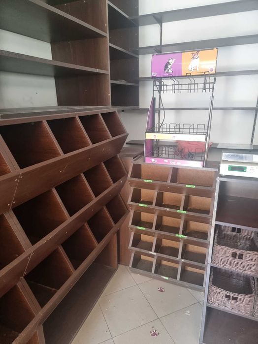 Стелажи за зоомагазин