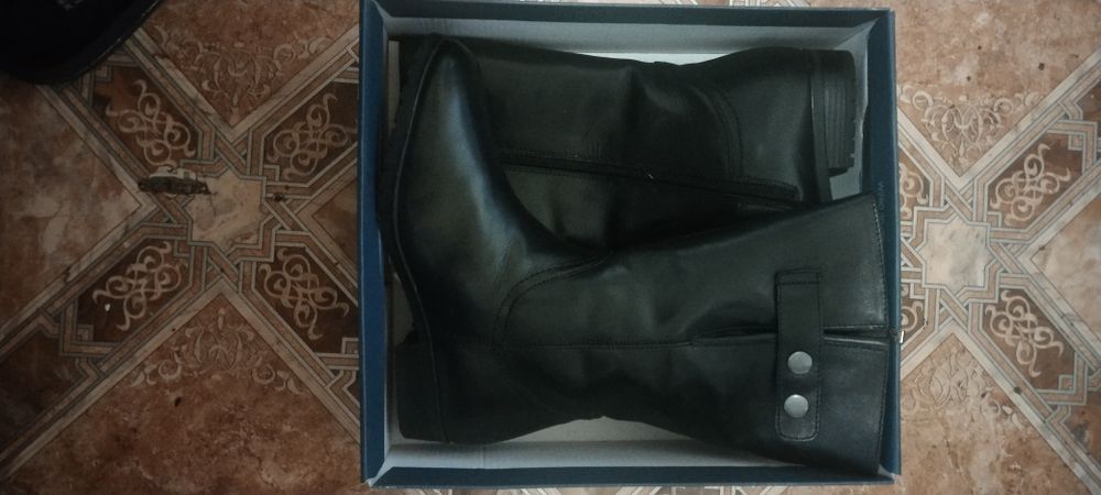 Продам зимнию обувь caprise