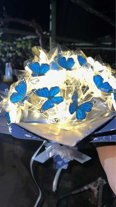 Букет от светещи пеперуди