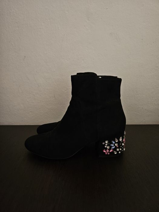 Botine negre cu pietre colorate pe toc 5 cm marimea 36