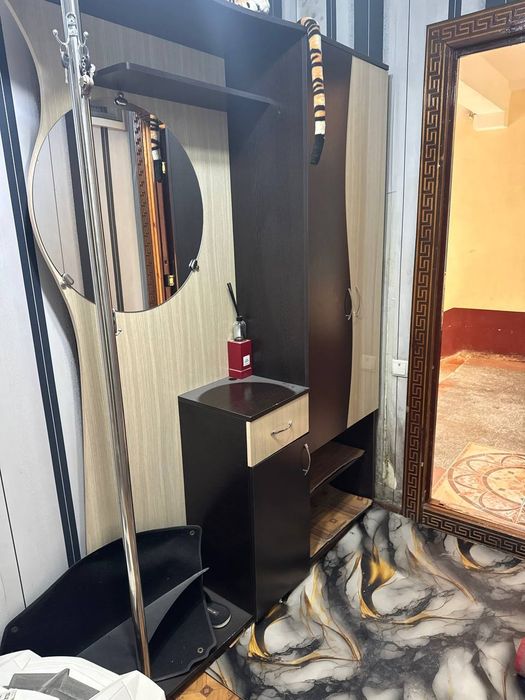 Шкаф сотилади,коридор учун