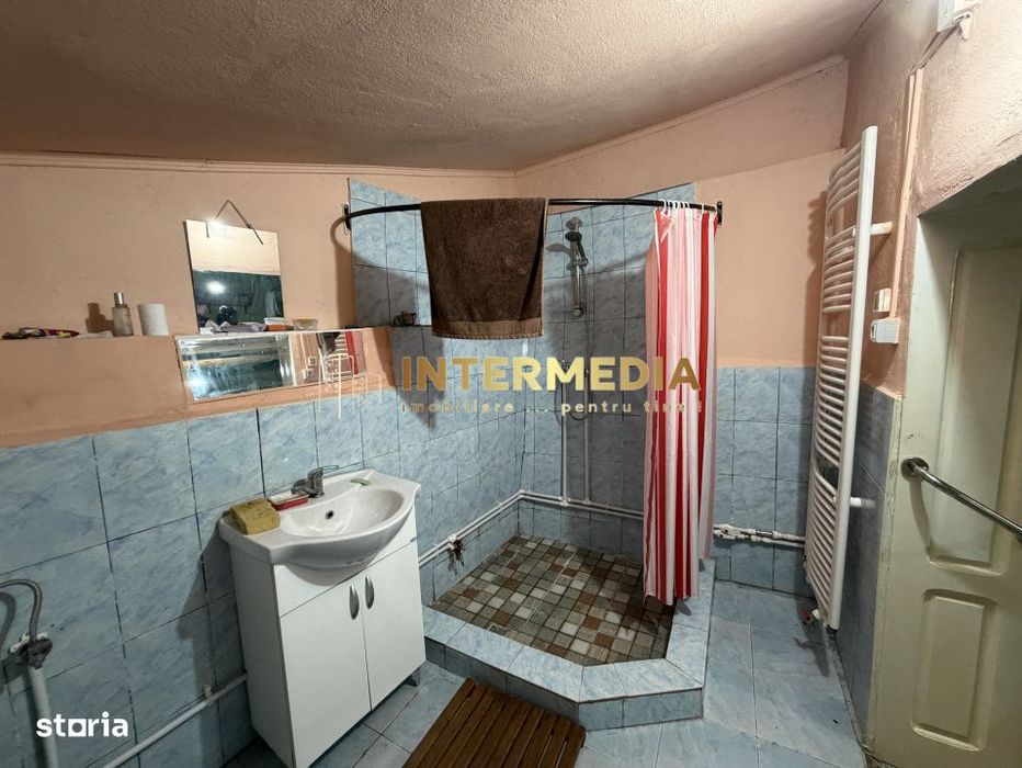 Casa Renovabila 3 camere Baie Bucatarie CRICAU 1375 mp Teren Toate Uti