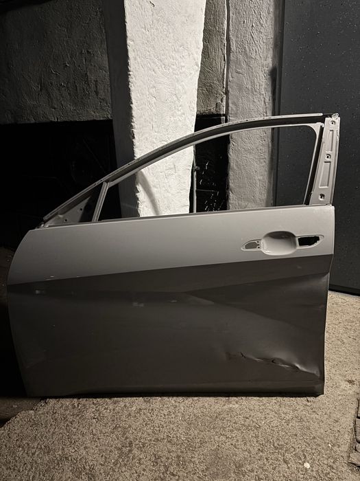 Продам двери водительская сторона передня и задняя оригинал