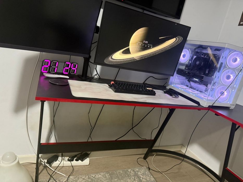 Birou gaming pe colt
