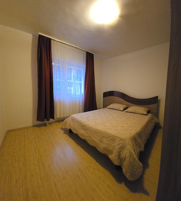Proprietar inchiriez apartament cu 2 camere si parcare