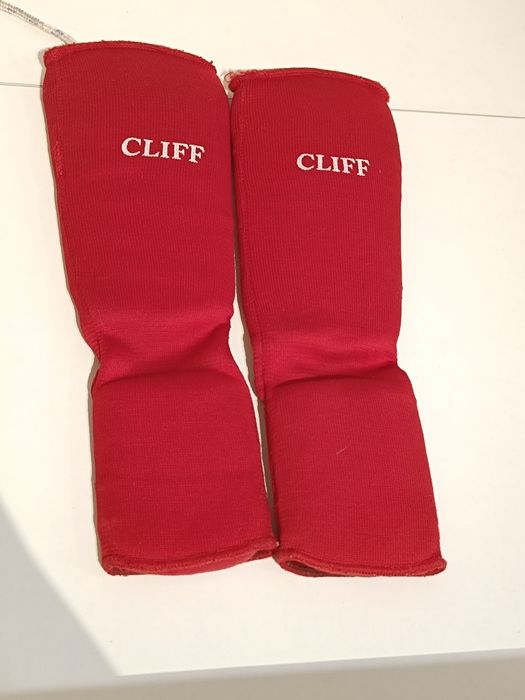 Щитки на голени и предплечья.