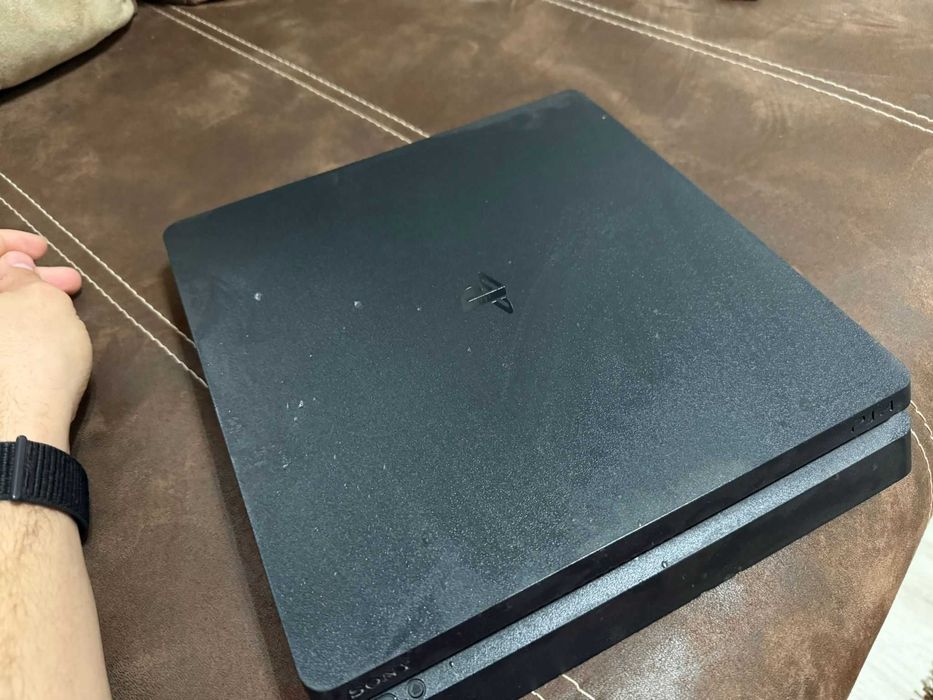 Consolă PlayStation 4 Slim, 500 GB, negră.