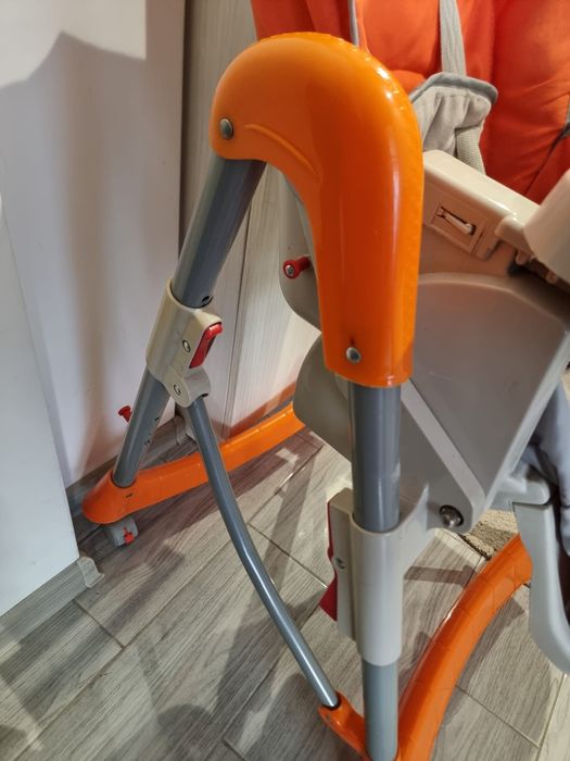 Vând scaun de masă BabyGo pentru bebeluși și copii mici, în stare bună și perfect funcțional.