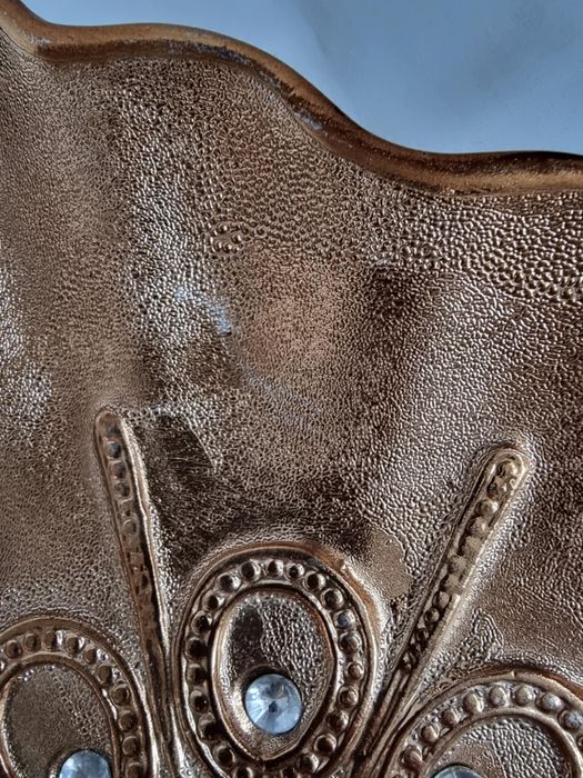 Decor masa auriu cu pietre