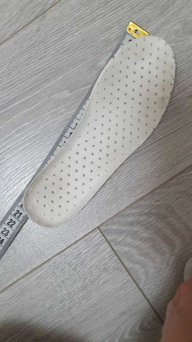 Продам кроссовки для девочки