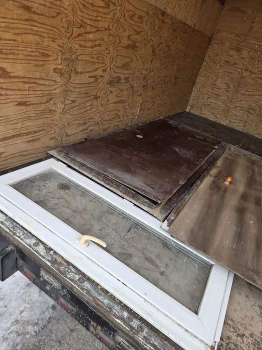 Продам железный дверь и окно пластиковые