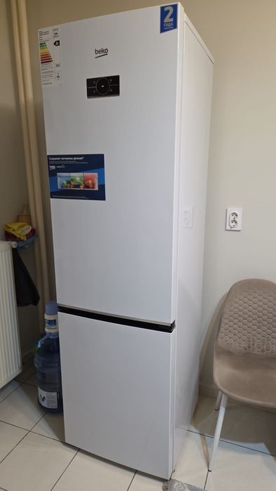 Холодильник высокий вместительный