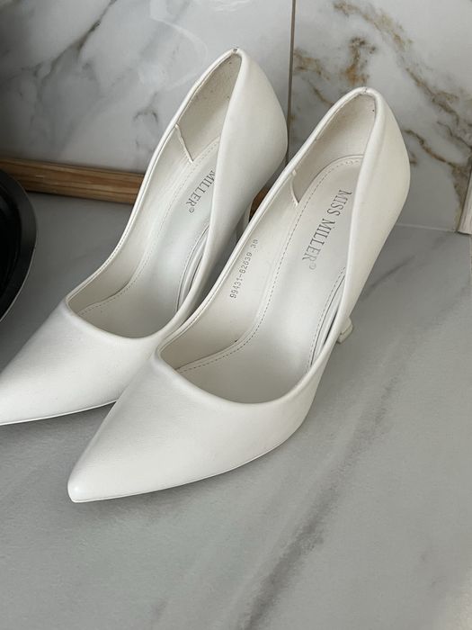 Продаю каблук белый 38размер