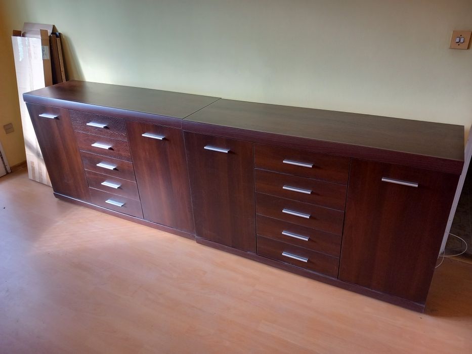 Шкаф с чекмеджета и вратички