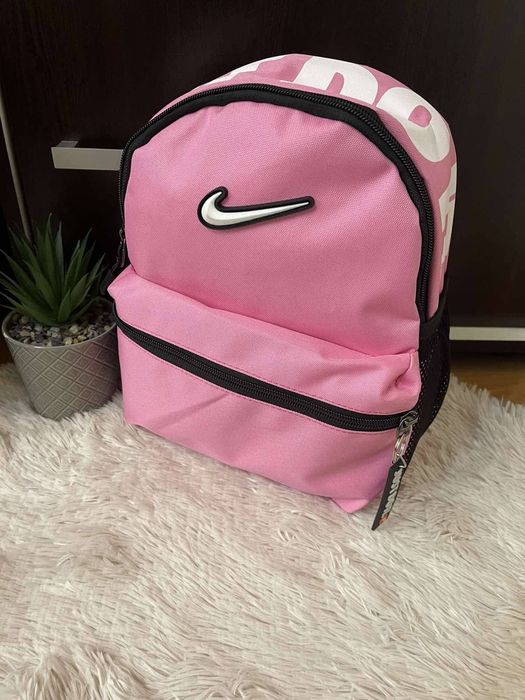 Нова раница Nike