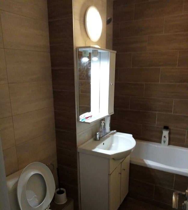 Închiriez apartament cu 3 camere